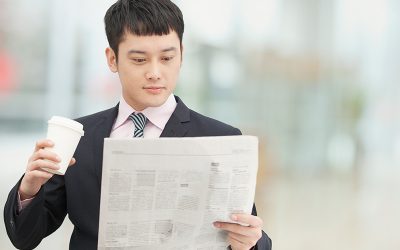 What makes newspapers remain as a dominant advertising option?